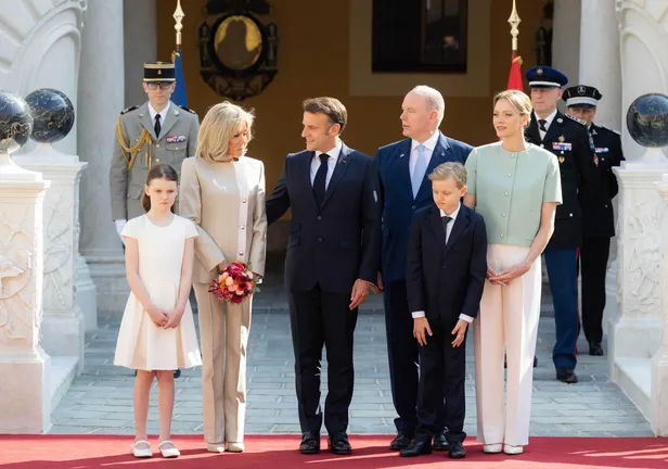 Foto van de ontvangst van Emmanuel en Brigitte Macron in Monaco door prins Albert, prinses Charlene, prins Jacques en prinses Gabriella.