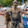 Ivar Slik wint modderige 320 kilometer lange 'Tour de France van het gravelen', Laurens ten Dam vierde na pech