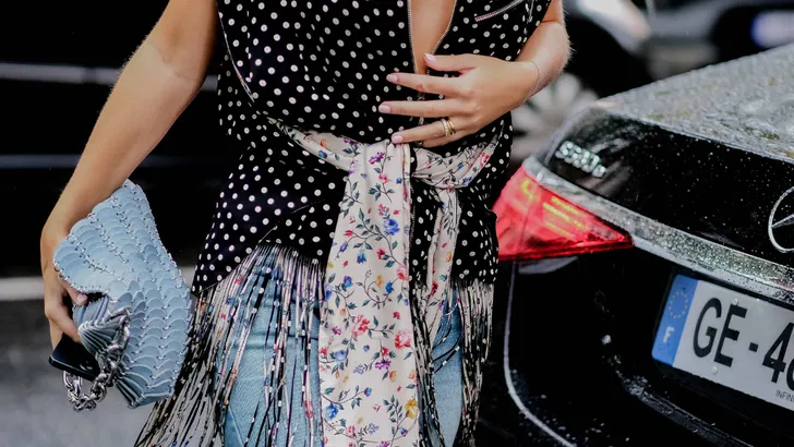 Outfit met sjaaltje om middel