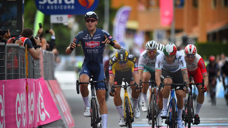 Video | Tim Merlier wint direct in Giro en maakt W met z'n handen | Wieler Revue