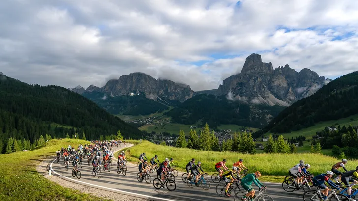 Fietsers tijdens de maratona in de Dolomieten