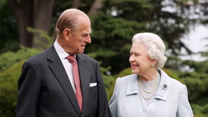 Zó heb je de Queen en prins Philip nog nooit gezien