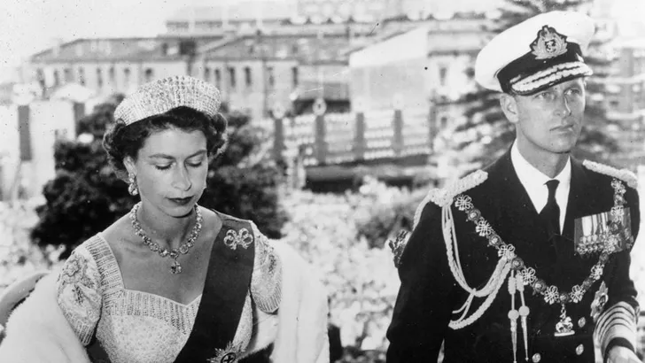 Koningin Elizabeth's Roger Vivier Coronation schoenen zijn geüpdatet voor 2019