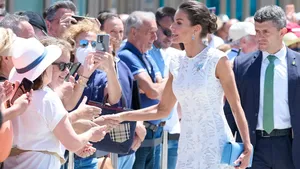 Zomerse temperaturen? In een jurk à la Letizia blijf je fris en fruitig! 