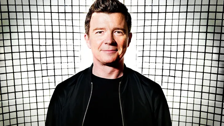 Rick Astley te zien in hilarische versie van oude hit 