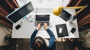 Werk je thuis? Met slechts 10 minuten sporten kunt je het urenlang zitten deels compenseren