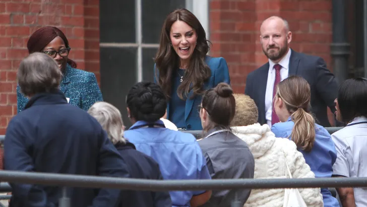 Foto van prinses Kate in gesprek met publiek. – Slechte gewoonte van prinses Kate