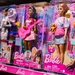 Barbiepoppen in verpakking in de winkelschappen.