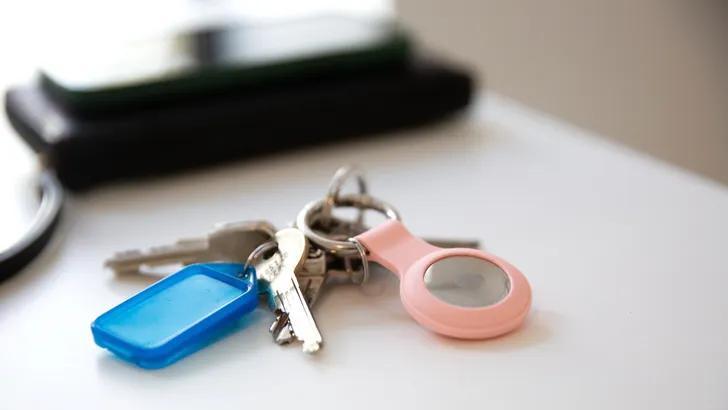 Bos sleutels op tafel met een tracker, hét voorbeeld voor het goedkope Action AirTag alternatief van Fresh 'n Rebel.