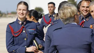 Kroonprinses Leonor van Spanje deinst nergens voor terug. Voor haar laatste militaire uitdaging springt de powerprinses letterlijk in het diepe.