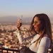 Vrouw valt uit autoraam tijdens het maken van video voor Snapchat
