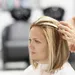 Vrouw in de kappersstoel voor een bob haircut.