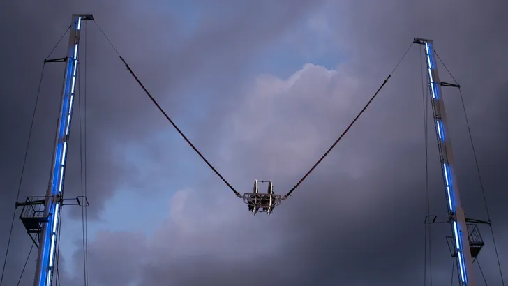 Tiener uit bungee-attractie geslingerd