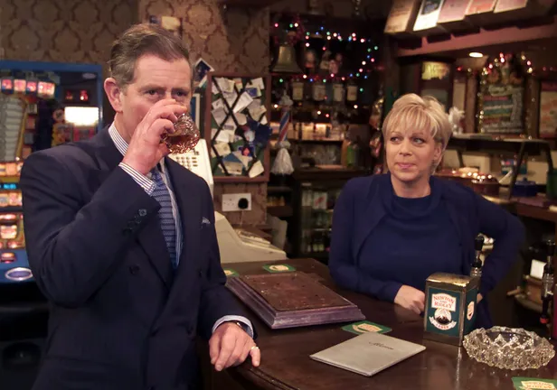 Prins Charles geniet van een biertje op de set van Coronation Street. (Beeld: NL Beeld)