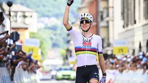 Bij Tadej Pogacar lijkt het allemaal als vanzelf te gaan. Op trainingstempo kan hij WorldTour-koersen winnen. En toch, ook ex-ploegmaat Sjoerd Bax zegt dat de Sloveen heus weet wat écht afzien is.
