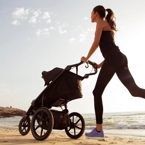 Sporten als kersverse moeder: waarom die buggy voor je uit duwen juist blessures voorkomt (uit onderzoek)