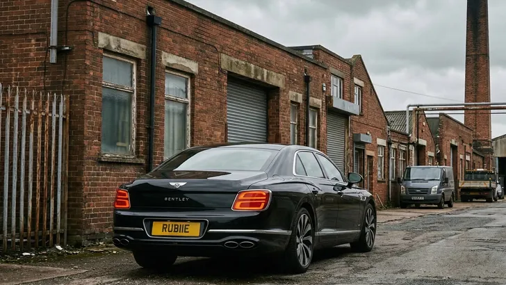 Autohandelaar koopt gebrekkige Bentley puur voor exclusief kenteken