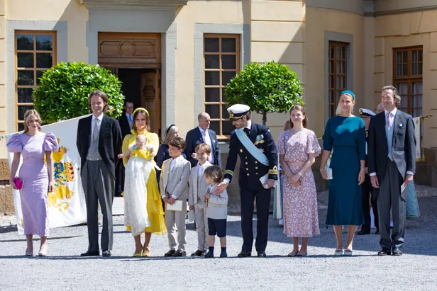 Prins Carl Philip en prinses Sofia poseerden trots voor de camera's met hun zoons en dochter, omringd door de peetouders van de kleine Ines. 