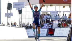 Het werd een bijzondere dag in de UAE Tour. Isaac del Toro loste vroeg maar kende een wederopstanding, terwijl Evenepoel er ineens doorheen zakte. Antonio Tiberi won de etappe.