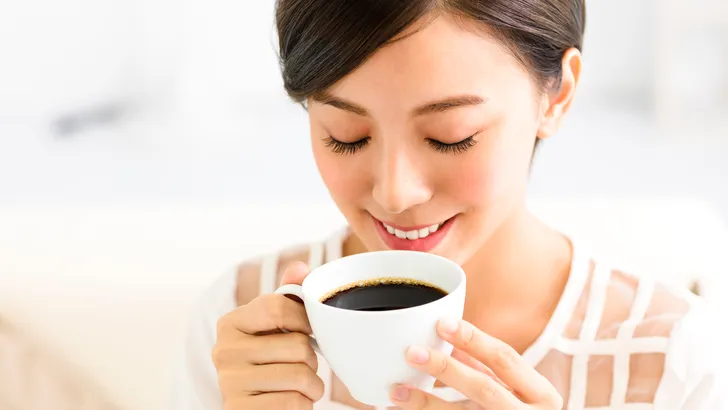 5x tips van de tandarts: zo blijven je tanden wit (en je mag koffie en rode wijn blijven drinken!)