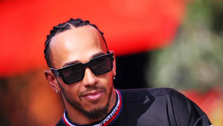 Hamilton gemotiveerd door ploeterend Mercedes: 'Ik hou ervan dat we het moeilijk hebben'