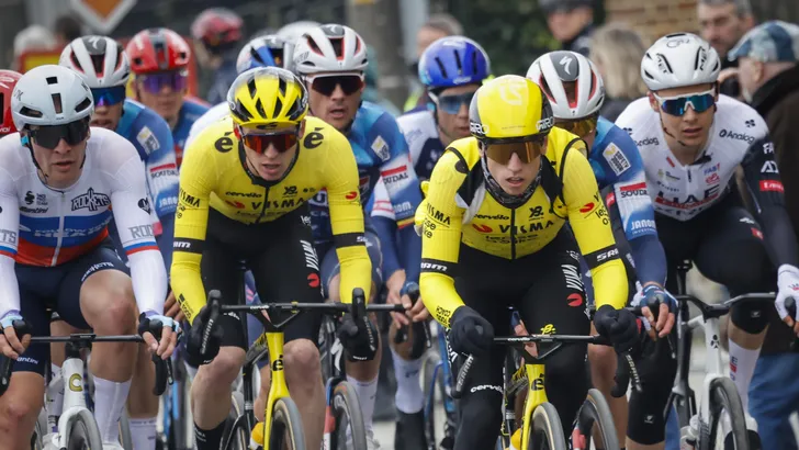 matteo jorgenson en matthew brennan in de spits van het peloton in een koers in vlaanderen