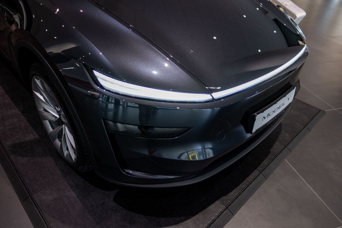 Tesla onthult nieuwe budgetversie van dit model: 'Het lijkt wel een ...