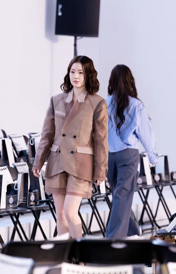 Seo Vin Runway Walk Practicing