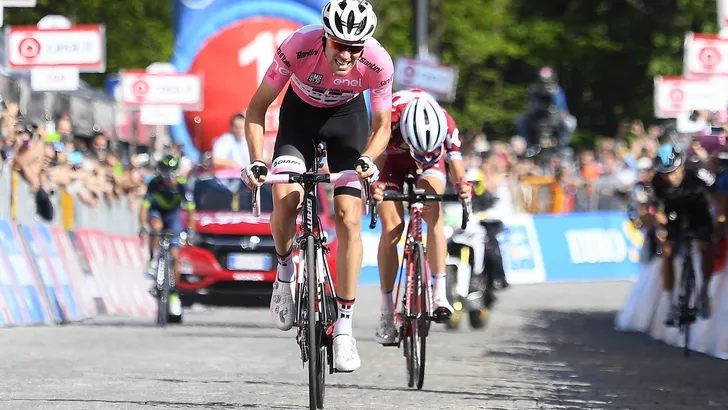 TOM DUMOULIN WINT OP OROPA EN PAKT TIJD OP QUINTANA