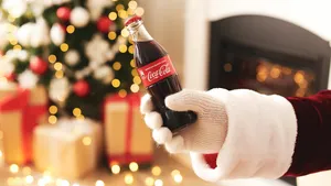 Coca-Cola’s nieuwe kerstreclame is zó vreemd dat het internet ‘m frame voor frame ontleedt