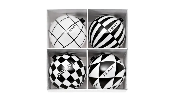 Logolovers opgelet, er zijn nu kerstballen van Prada! 