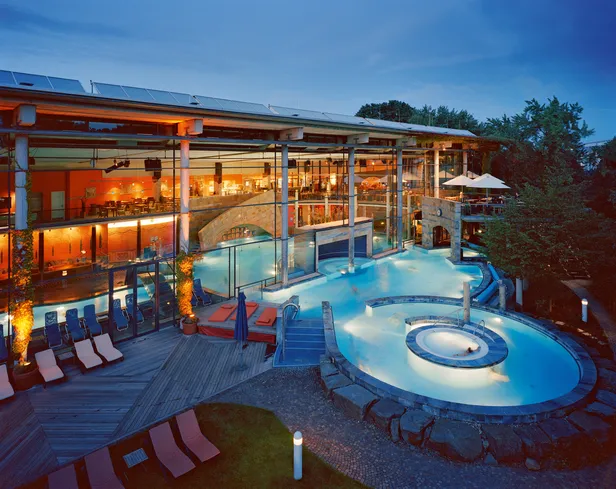 Moderne faciliteiten, en een prachtig uitzicht: bij de Claudius Therme in Keulen zit je goed.
