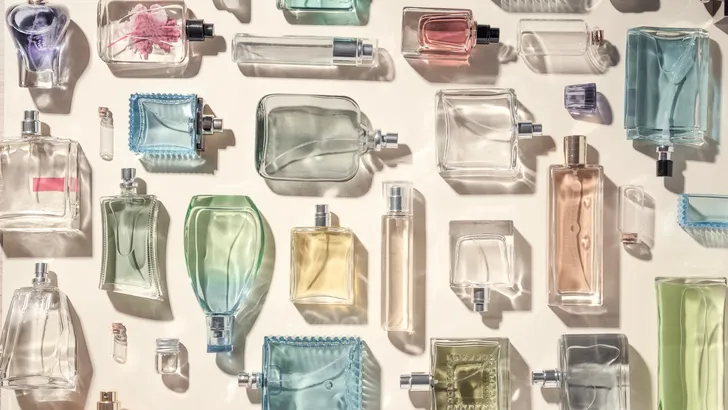 Foto van verschillende parfums liggend op lichte achtergrond. – Betaalbare parfums voor de zomer van 2025.