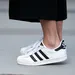 De adidas sneaker die de modebewuste vrouw nu draagt