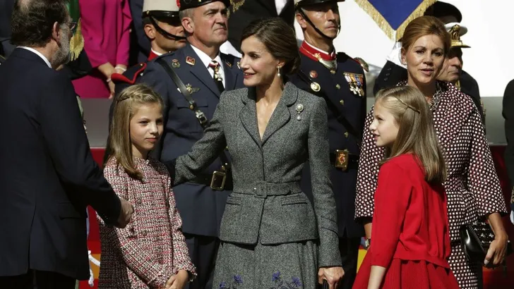 Spanje: prinses Leonor en prinses Sofia bij parade