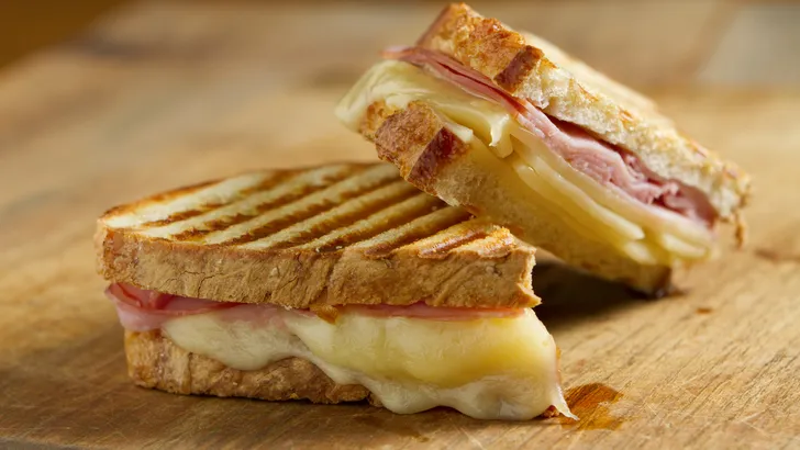 Bevat een tosti meer calorieën dan een dubbele boterham met ham en kaas?