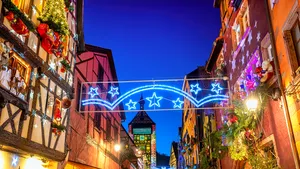 Dit Franse stadje lijkt een kerstdecor uit een sprookjesfilm, maar bestaat gewoon echt – en is ook nog eens betaalbaar