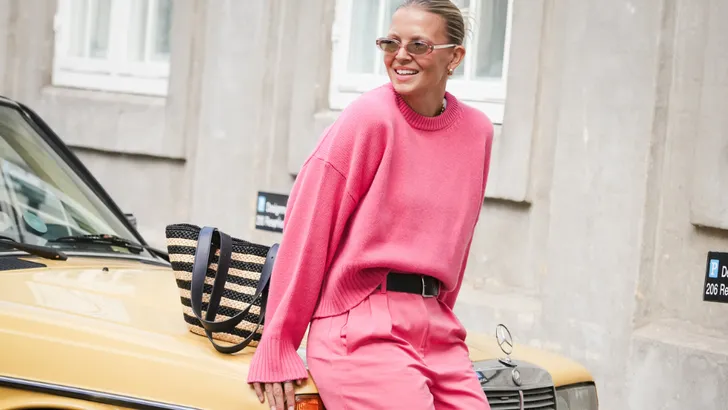 vrouw draagt roze wollen trui
