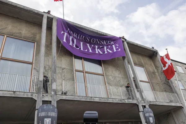 Na enig klim- en klauterwerk werd er een spandoek voor de hoogheid onthuld.