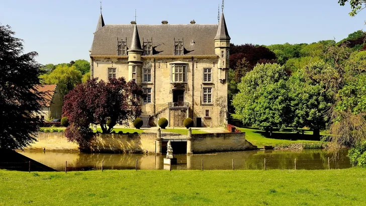 Er staat een Nederlands kasteel te koop! 