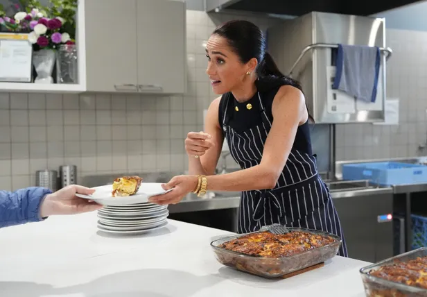 Meghan serveerde lunch tijdens haar bezoek aan McAuley Community Services for Women.