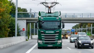 Duits onderzoek toont aan dat vrachtwagens via bovenleiding kunnen laden terwijl ze met 90 kilometer per uur rijden