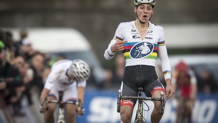 Van der Poel verslaat Van Aert in Namen