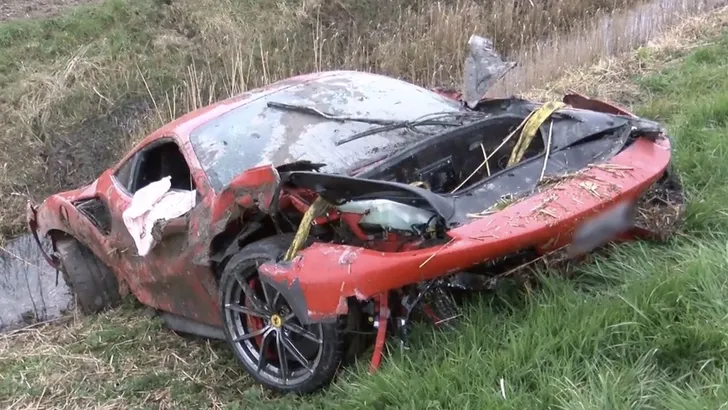 Ferrari 488 zoekt sloot op in Zeeland 