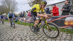 Tiesj Benoot gaat weleens Nederland in om te trainen, maar hij traint liever in België. Dat heeft een specifieke reden.