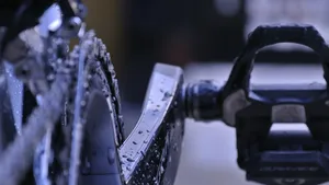 details van een crank, casette, ketting en pedaal van een racefiets na een natte fietstocht