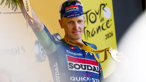 Tim Merlier op het podium na zijn zege in de Tour 2026.