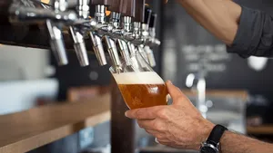Man tapt een biertje.