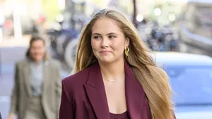 Prinses Amalia in pak van Zara tijdens tweedaags bezoek aan Amsterdam.