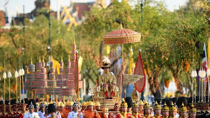 Thaise koning laat zich door Bangkok dragen